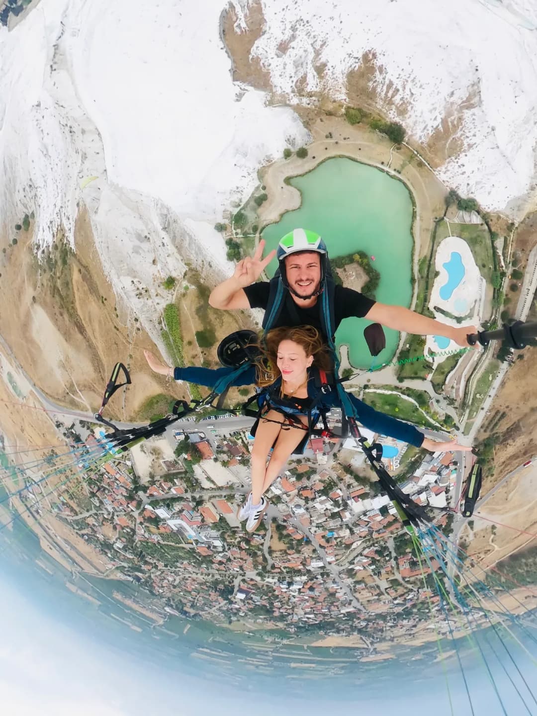 Tandem uçuşta yukarıdan Pamukkale travertenleri ve termal havuz
