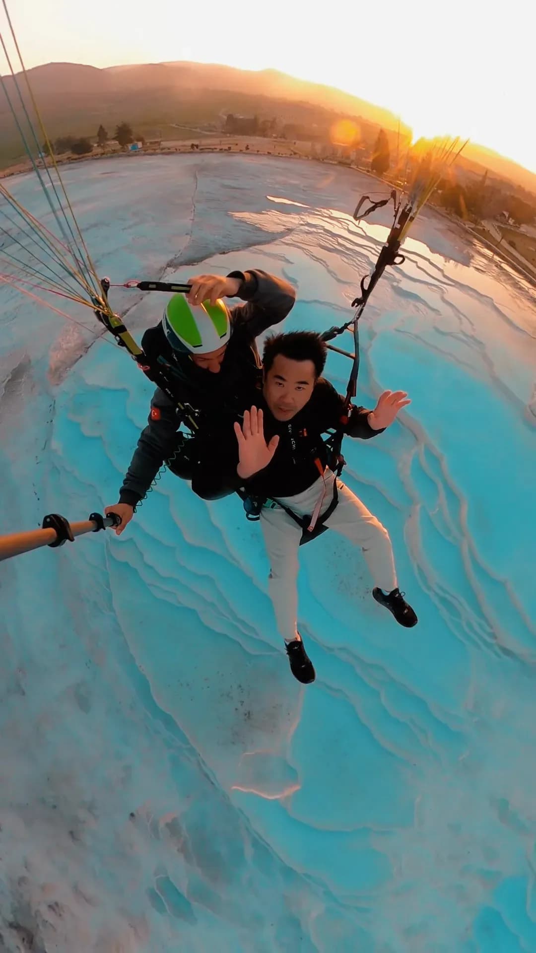Gün batımında Pamukkale havuzları üzerinde tandem uçuş