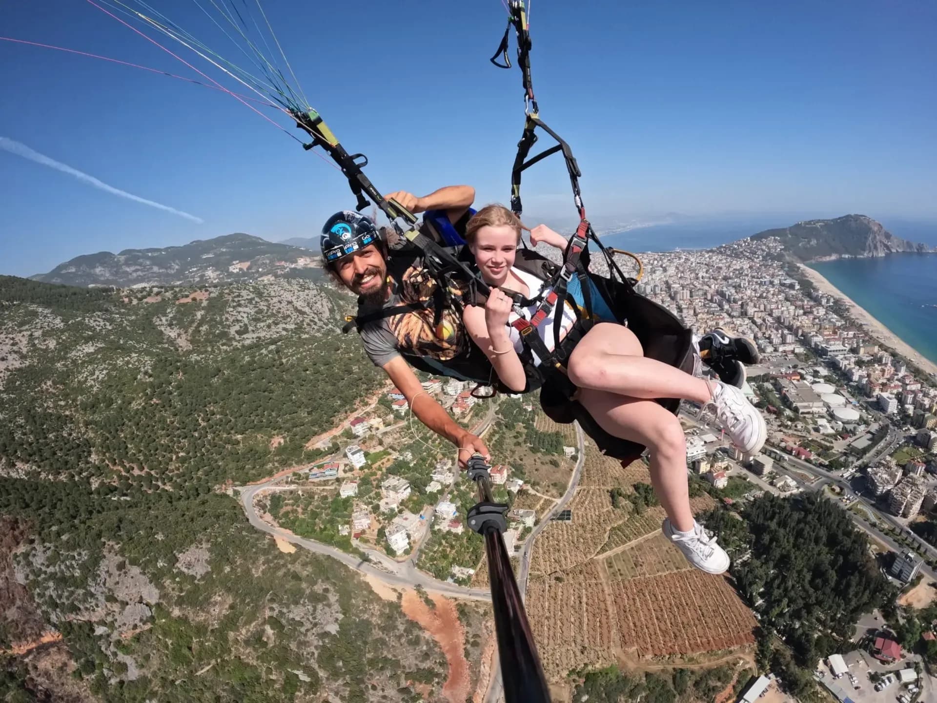 Alanya sahili üzerinde tandem yamaç paraşütü uçuşu
