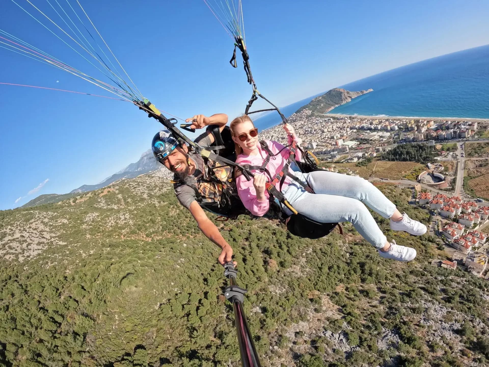 Alanya sahili üzerinde tandem yamaç paraşütü uçuşu