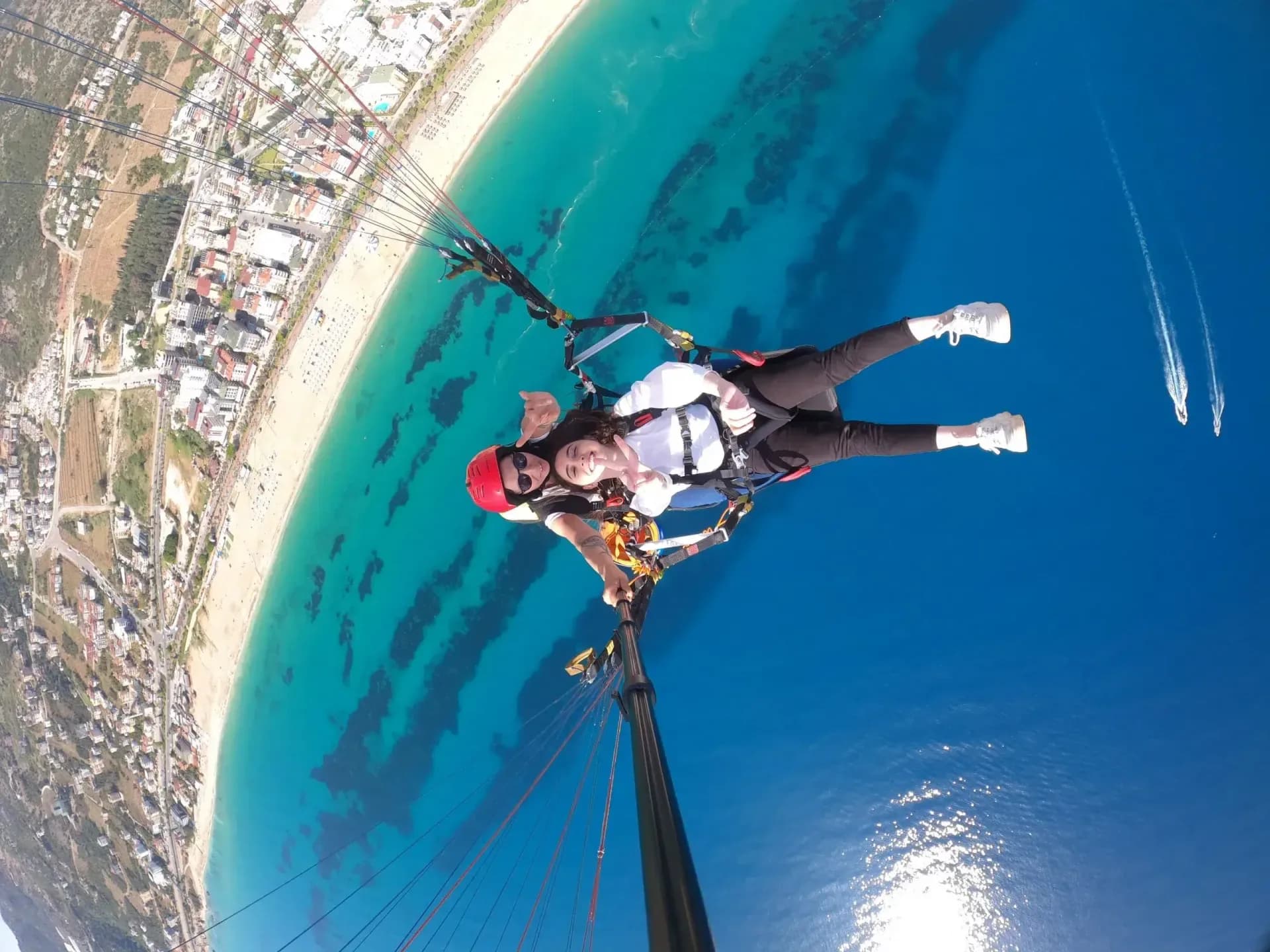 Alanya plajı üzerinde tepeden görünen tandem uçuş