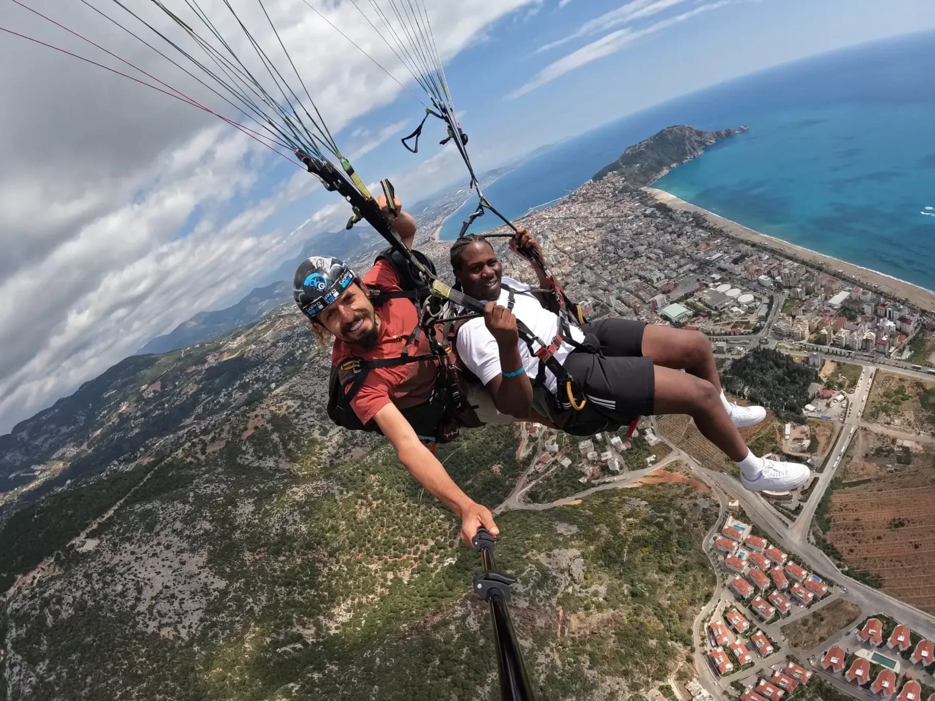 Alanya sahili üzerinde tandem yamaç paraşütü uçuşu