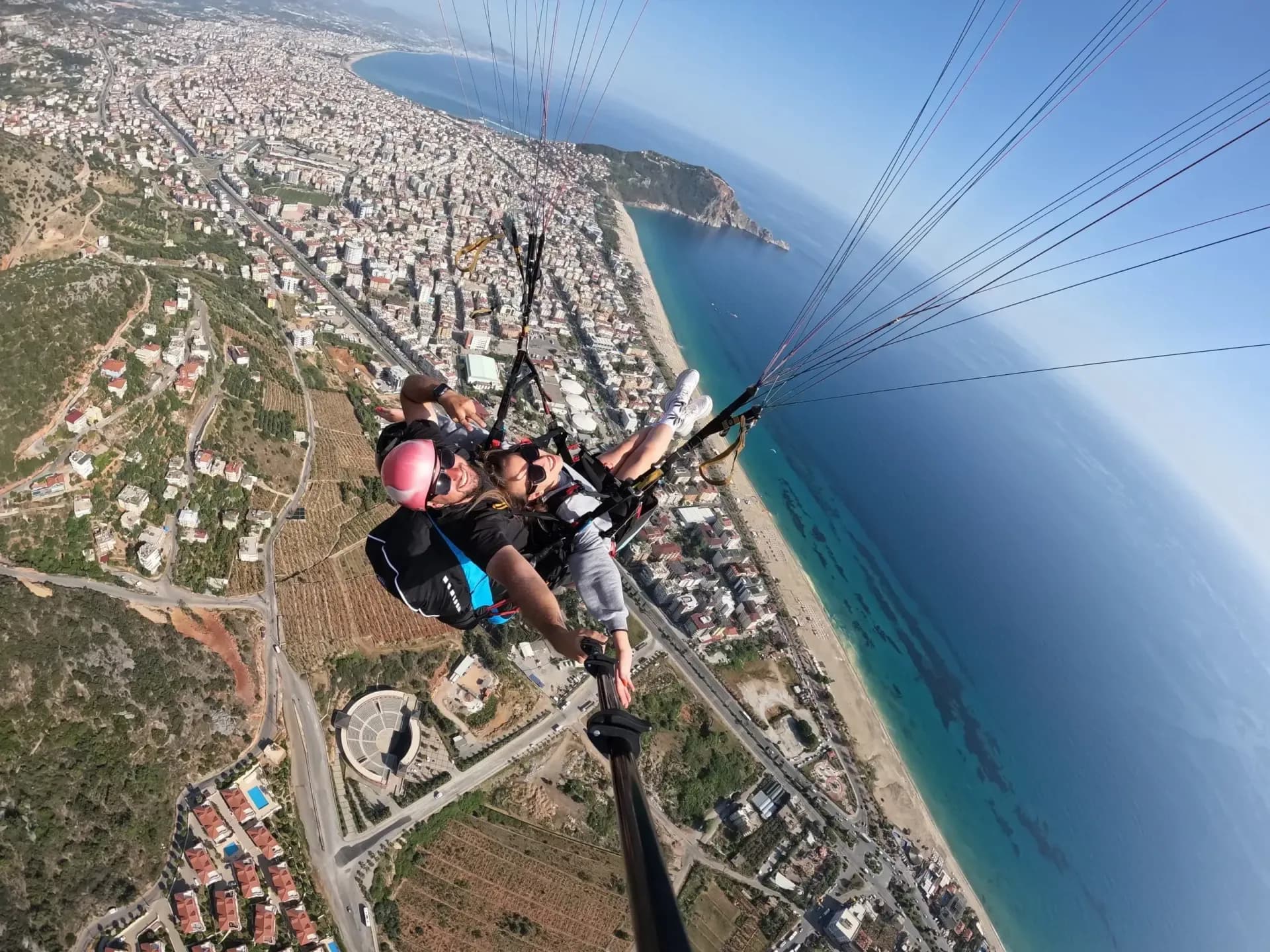 Alanya şehri ve sahil şeridi üzerinde tandem uçuş