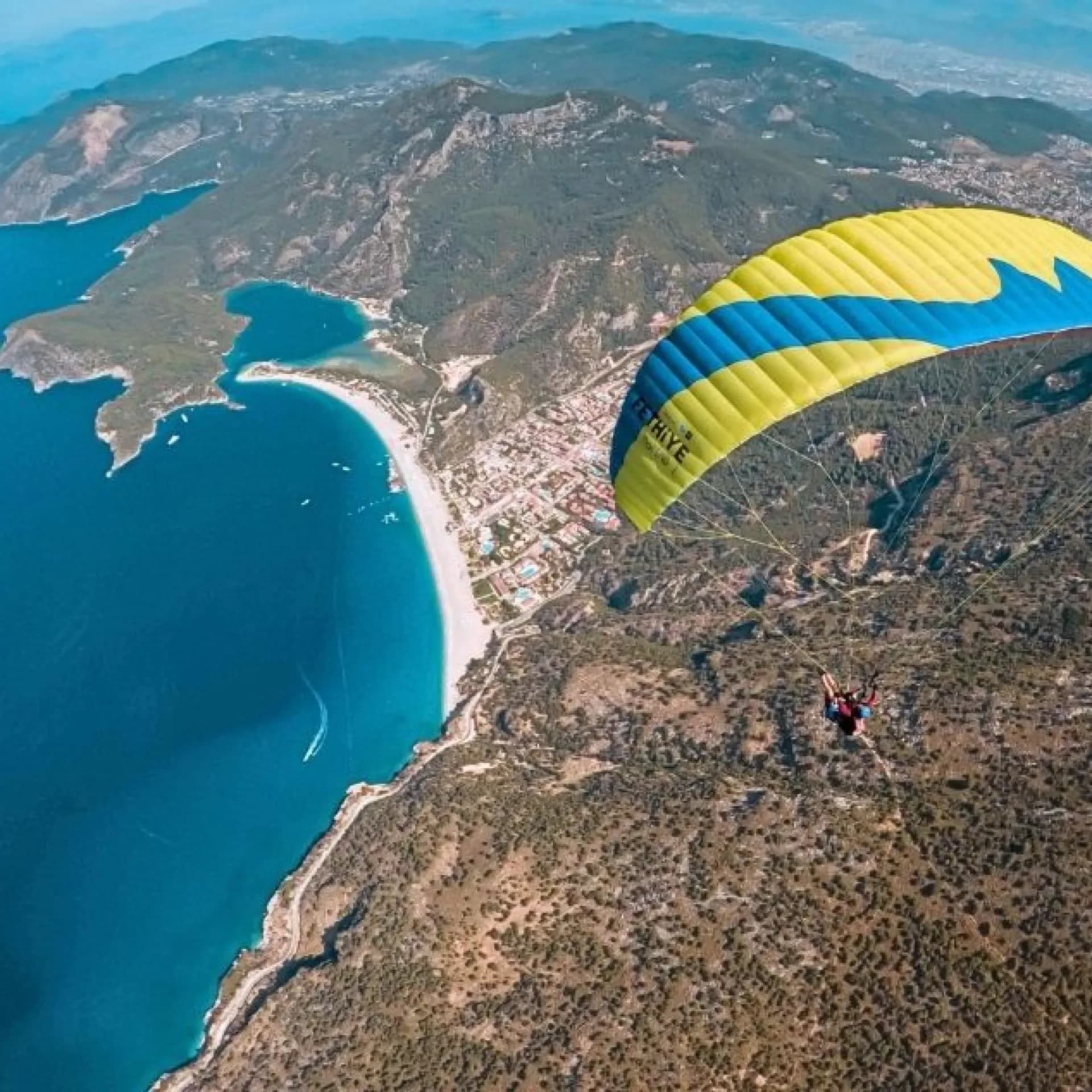 Babadağ'dan Ölüdeniz sahiline süzülen yamaç paraşütü