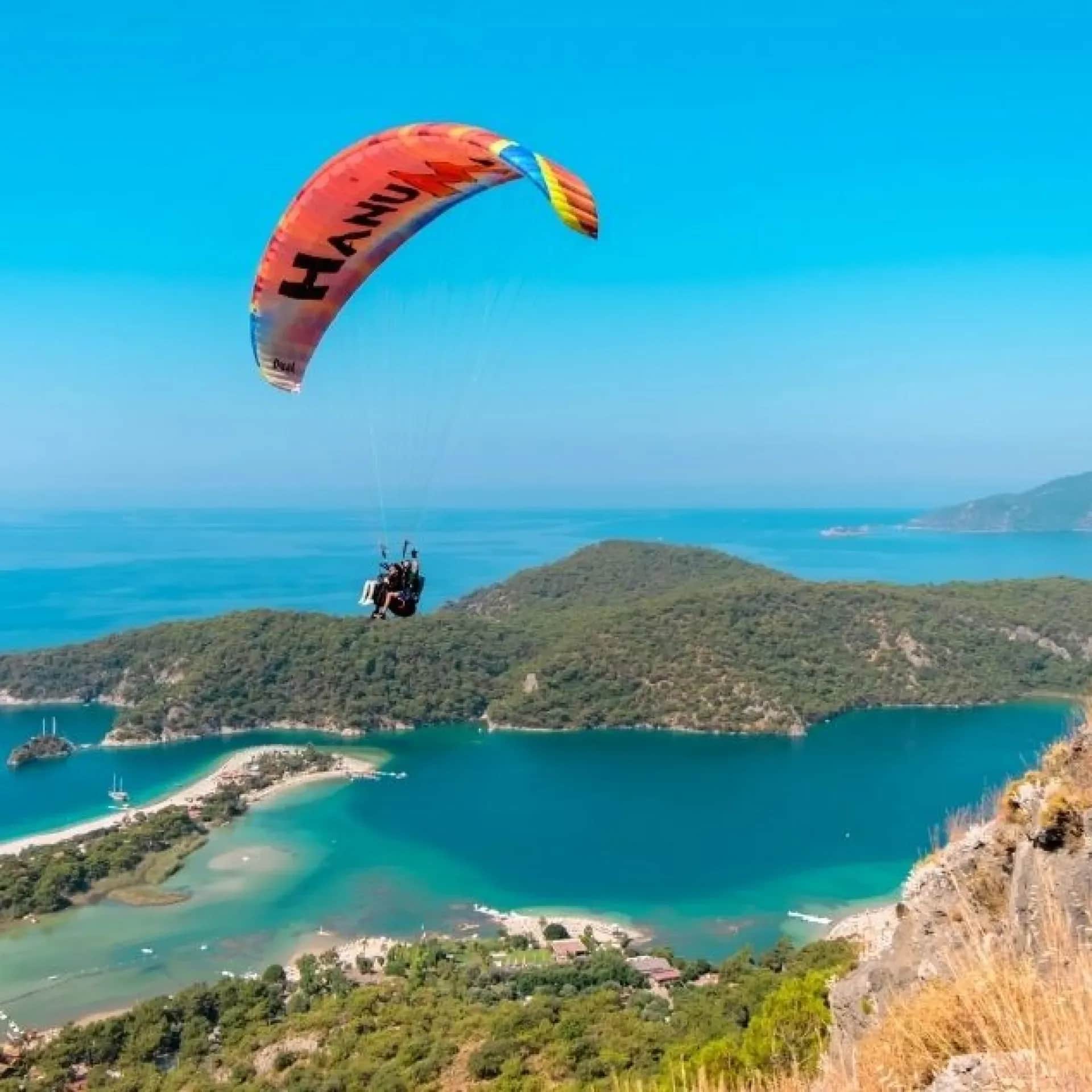 Ölüdeniz lagünü ve koyları üzerinde uçan yamaç paraşütleri